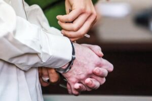 Vợ hoặc chồng đang đi tù thì có ly hôn được không?